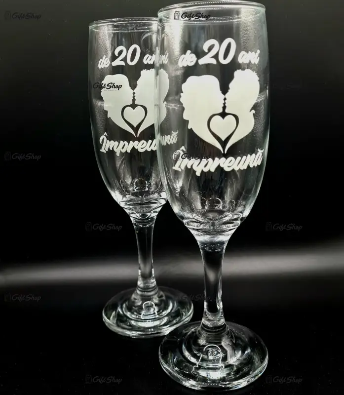 Aniversare 20 ani sarut, set 2 pahare cu mesaj in cutie